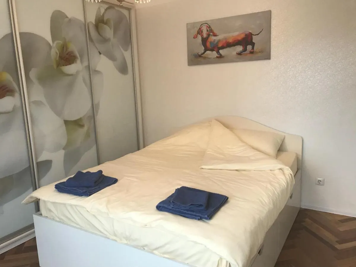 Sunny Apartment Overlooking The Royal Village Kiev