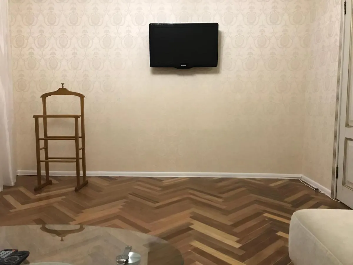 Sunny Apartment Overlooking The Royal Village Kiev